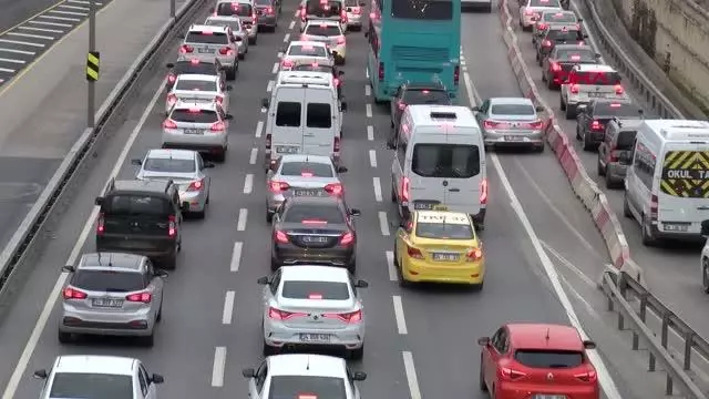 İSTANBUL-56 SAATLİK KISITLAMA SONRASI İSTANBUL'DA TRAFİK YOĞUNLUĞU İSTANBUL-56 SAATLİK KISITLAMA SONRASI İSTANBUL'DA TRAFİK YOĞUNLUĞU