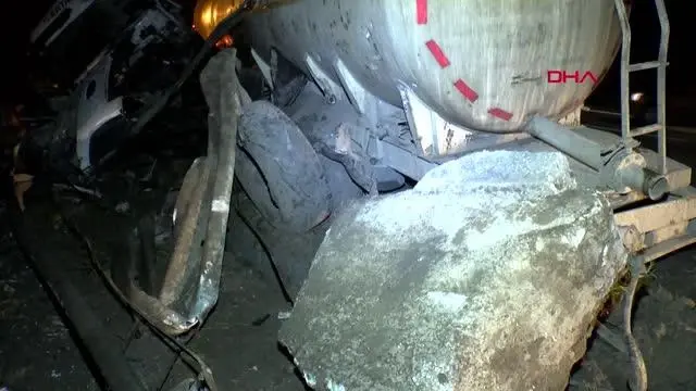 İSTANBUL-BÜYÜKÇEKMECE'DE TANKER BARİYERLERE ÇARPTI: 1 YARALI İSTANBUL-BÜYÜKÇEKMECE'DE TANKER BARİYERLERE ÇARPTI: 1 YARALI
