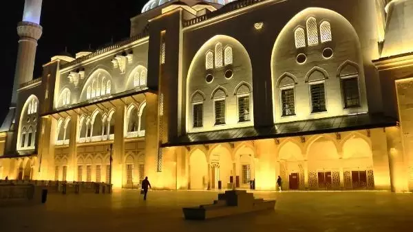 Son dakika haberi... İSTANBUL'DA İLK TERAVİHTE CAMİLER BOŞ KALDI Son dakika haberi... İSTANBUL'DA İLK TERAVİHTE CAMİLER BOŞ KALDI