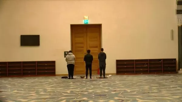 Son dakika haberi... İSTANBUL'DA İLK TERAVİHTE CAMİLER BOŞ KALDI Son dakika haberi... İSTANBUL'DA İLK TERAVİHTE CAMİLER BOŞ KALDI
