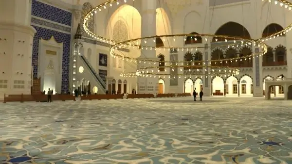 Son dakika haberi... İSTANBUL'DA İLK TERAVİHTE CAMİLER BOŞ KALDI Son dakika haberi... İSTANBUL'DA İLK TERAVİHTE CAMİLER BOŞ KALDI
