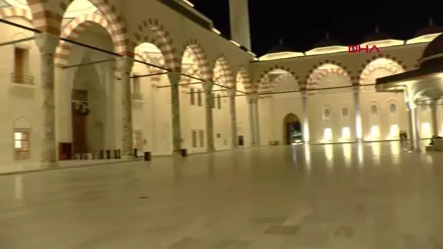 Son dakika haberi... İSTANBUL'DA İLK TERAVİHTE CAMİLER BOŞ KALDI Son dakika haberi... İSTANBUL'DA İLK TERAVİHTE CAMİLER BOŞ KALDI
