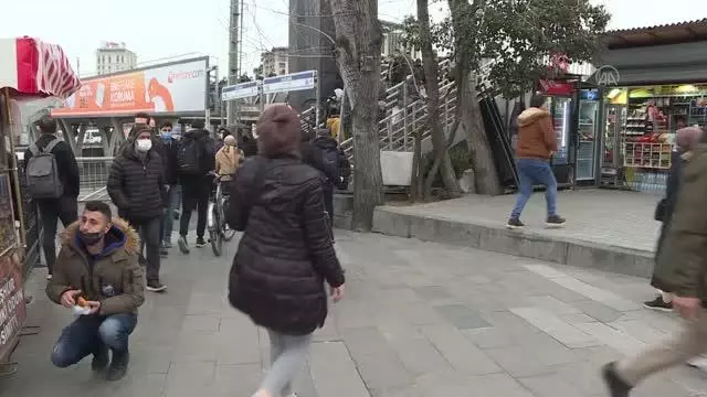 İstanbul'da sokağa çıkma kısıtlamasının sona ermesiyle trafik yoğunluğu arttı İstanbul'da sokağa çıkma kısıtlamasının sona ermesiyle trafik yoğunluğu arttı