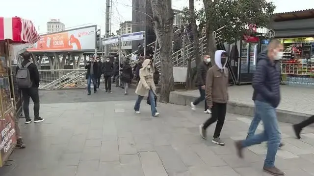İstanbul'da sokağa çıkma kısıtlamasının sona ermesiyle trafik yoğunluğu arttı İstanbul'da sokağa çıkma kısıtlamasının sona ermesiyle trafik yoğunluğu arttı