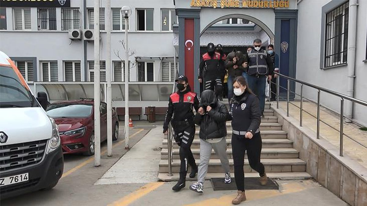 Kameralı gözlük kullanarak kadınları fuhşa sürükleyen çete çökertildi