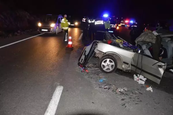 Son dakika haberi | Korkuteli Karayolu üzerinde kamyona arkadan çarpan otomobildeki 2 kişi öldü, 2 kişi yaralandı.