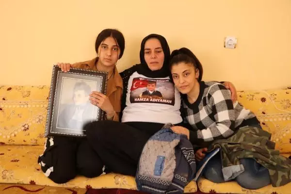 KARDEŞİ PKK TARAFINDAN KAÇIRILAN ABLA: GÖRÜNTÜ VE FOTOĞRAFA RAĞMEN İNKAR EDİYORLAR KARDEŞİ PKK TARAFINDAN KAÇIRILAN ABLA: GÖRÜNTÜ VE FOTOĞRAFA RAĞMEN İNKAR EDİYORLAR