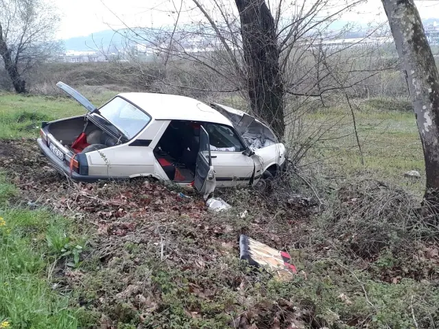 Karşı seride geçti, ağaca çarparak durabildi: 2 yaralı Karşı seride geçti, ağaca çarparak durabildi: 2 yaralı