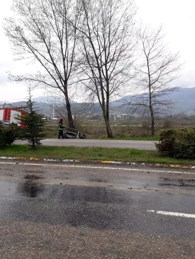 Karşı seride geçti, ağaca çarparak durabildi: 2 yaralı Karşı seride geçti, ağaca çarparak durabildi: 2 yaralı