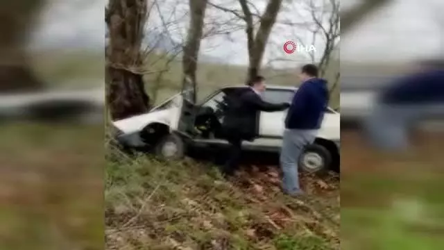 Karşı seride geçti, ağaca çarparak durabildi: 2 yaralı Karşı seride geçti, ağaca çarparak durabildi: 2 yaralı