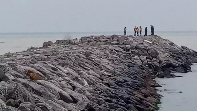 Limanda yarı çıplak bekleyen genç ekipleri harekete geçti Limanda yarı çıplak bekleyen genç ekipleri harekete geçti