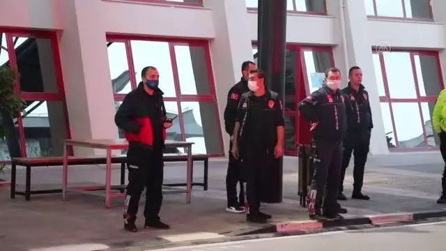 Son dakika haberi! Manisa İtfaiyesinden polise sürpriz kutlama Son dakika haberi! Manisa İtfaiyesinden polise sürpriz kutlama