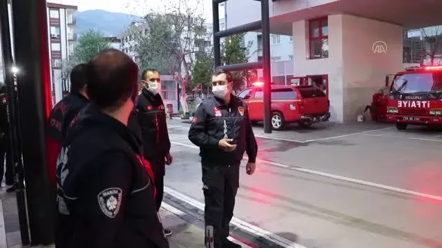 Son dakika haberi! Manisa İtfaiyesinden polise sürpriz kutlama Son dakika haberi! Manisa İtfaiyesinden polise sürpriz kutlama