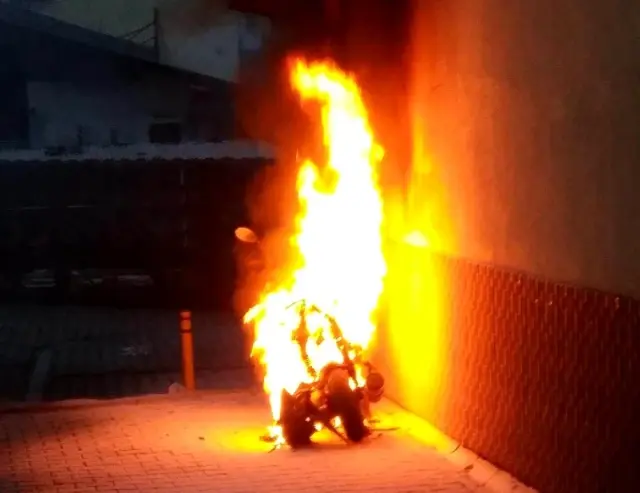 Motosiklet alev alev yandı, vatandaşlar binada mahsur kaldı Motosiklet alev alev yandı, vatandaşlar binada mahsur kaldı