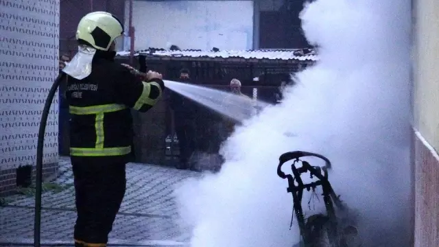 Motosiklet alev alev yandı, vatandaşlar binada mahsur kaldı Motosiklet alev alev yandı, vatandaşlar binada mahsur kaldı