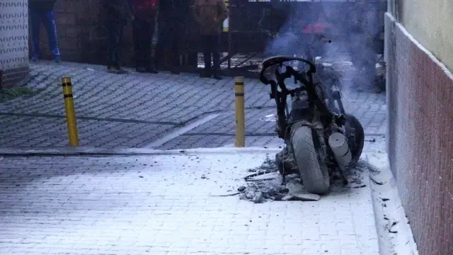 Motosiklet alev alev yandı, vatandaşlar binada mahsur kaldı Motosiklet alev alev yandı, vatandaşlar binada mahsur kaldı