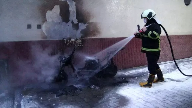 Motosiklet alev alev yandı, vatandaşlar binada mahsur kaldı Motosiklet alev alev yandı, vatandaşlar binada mahsur kaldı