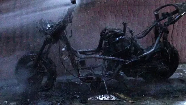 Motosiklet alev alev yandı, vatandaşlar binada mahsur kaldı Motosiklet alev alev yandı, vatandaşlar binada mahsur kaldı