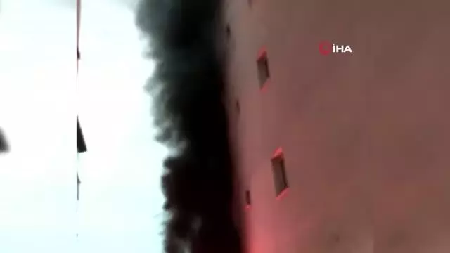 Motosiklet alev alev yandı, vatandaşlar binada mahsur kaldı Motosiklet alev alev yandı, vatandaşlar binada mahsur kaldı