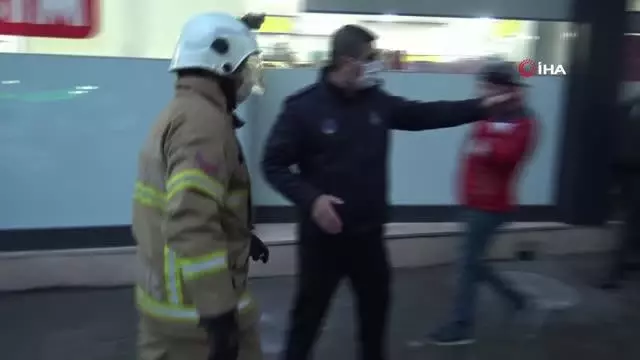 Motosiklet alev alev yandı, vatandaşlar binada mahsur kaldı Motosiklet alev alev yandı, vatandaşlar binada mahsur kaldı