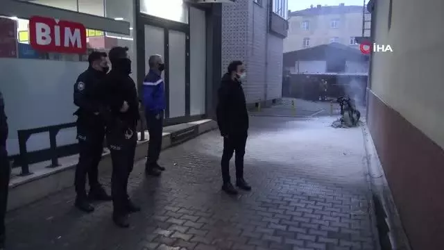 Motosiklet alev alev yandı, vatandaşlar binada mahsur kaldı Motosiklet alev alev yandı, vatandaşlar binada mahsur kaldı