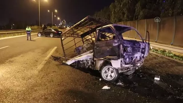 Otomobil kamyonete çarptı: 2 yaralı Otomobil kamyonete çarptı: 2 yaralı
