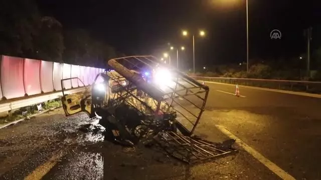 Otomobil kamyonete çarptı: 2 yaralı Otomobil kamyonete çarptı: 2 yaralı