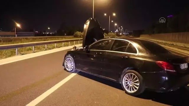 Otomobil kamyonete çarptı: 2 yaralı Otomobil kamyonete çarptı: 2 yaralı