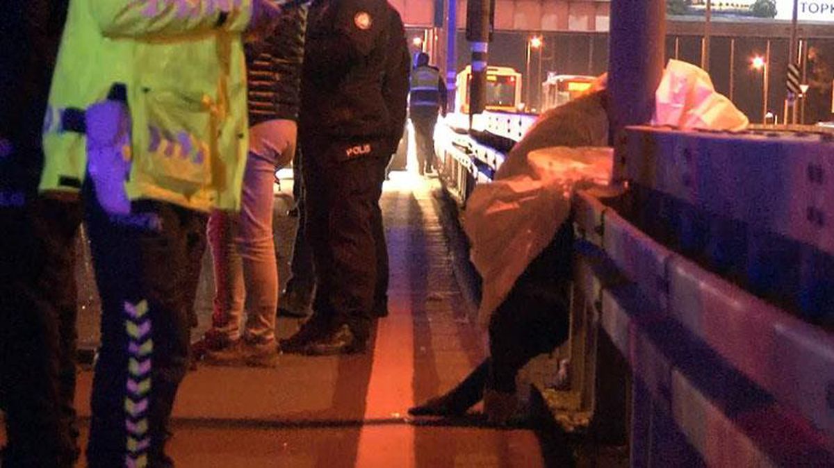 Otomobilin çarptığı yaya bariyerde asılı kaldı: 1 ölü