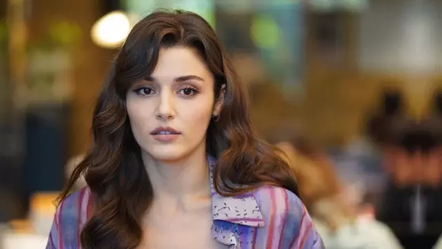Oyuncu Hande Erçel ev halini paylaştı, pozlarından çok pahalı kıyafetleri gündem oldu Oyuncu Hande Erçel ev halini paylaştı, pozlarından çok pahalı kıyafetleri gündem oldu