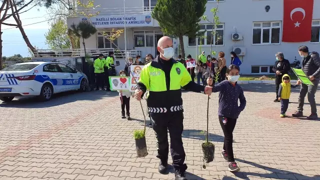 Özel çocuklardan polislere fidan sürprizi Özel çocuklardan polislere fidan sürprizi