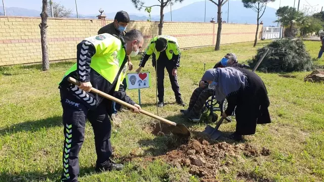 Özel çocuklardan polislere fidan sürprizi Özel çocuklardan polislere fidan sürprizi