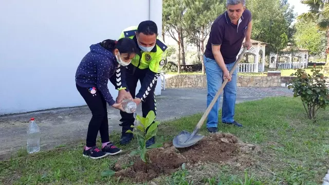 Özel çocuklardan polislere fidan sürprizi Özel çocuklardan polislere fidan sürprizi