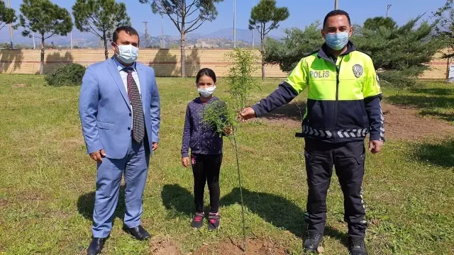 Özel çocuklardan polislere fidan sürprizi Özel çocuklardan polislere fidan sürprizi