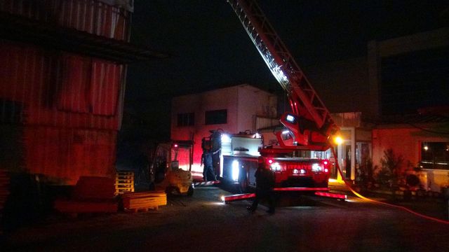 palet fabrikasinda korkutan yangin 2 14059909 o
