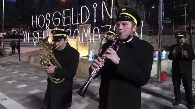 Ramazan, bando ekibinin konseri ve mahya yakılarak karşılandı Ramazan, bando ekibinin konseri ve mahya yakılarak karşılandı