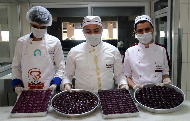 Ramazan'ın gelmesiyle mor baklava siparişi kadayıf dolmasını solladı Ramazan'ın gelmesiyle mor baklava siparişi kadayıf dolmasını solladı