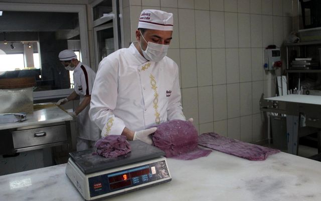 Ramazan'ın gelmesiyle mor baklava siparişi kadayıf dolmasını solladı Ramazan'ın gelmesiyle mor baklava siparişi kadayıf dolmasını solladı