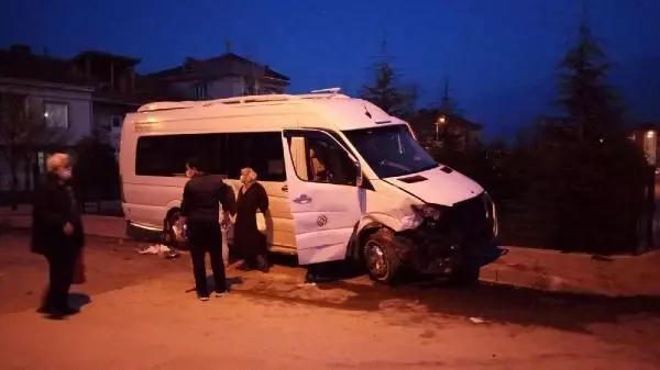 BURSA-SERVİS MİDİBÜSÜ İLE OTOMOBİL ÇARPIŞTI 2 YARALI BURSA-SERVİS MİDİBÜSÜ İLE OTOMOBİL ÇARPIŞTI 2 YARALI