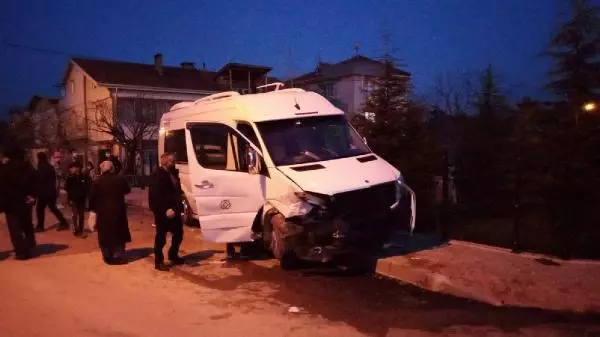 BURSA-SERVİS MİDİBÜSÜ İLE OTOMOBİL ÇARPIŞTI 2 YARALI BURSA-SERVİS MİDİBÜSÜ İLE OTOMOBİL ÇARPIŞTI 2 YARALI