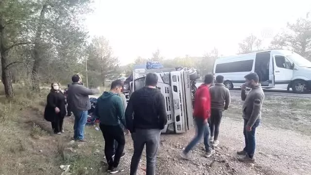 Tarım işçileri devrilen kamyondaki domatesleri toplamak için seferber oldu Tarım işçileri devrilen kamyondaki domatesleri toplamak için seferber oldu