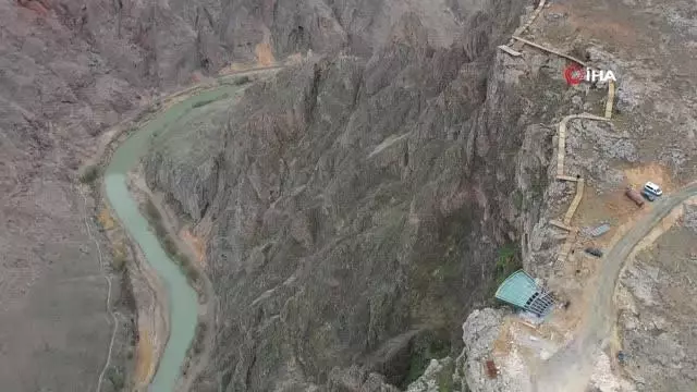 Yerden 200 metre yükseklikte yapılan cam teras, kırılan cam efekti özelliği nefes kesecek