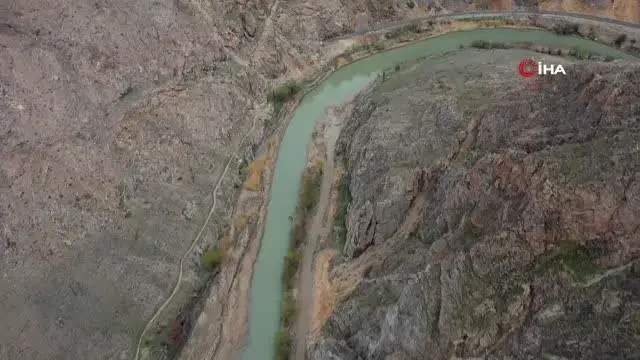 Yerden 200 metre yükseklikte yapılan cam teras, kırılan cam efekti özelliği nefes kesecek