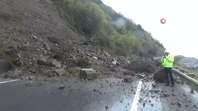 Zonguldak'ta heyelan sonrası karayolu ulaşıma kapandı Zonguldak'ta heyelan sonrası karayolu ulaşıma kapandı