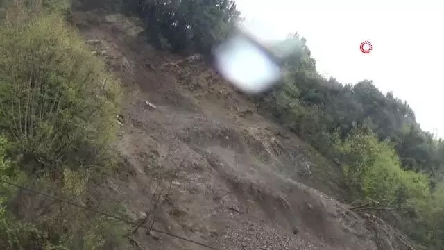 Zonguldak'ta heyelan sonrası karayolu ulaşıma kapandı Zonguldak'ta heyelan sonrası karayolu ulaşıma kapandı