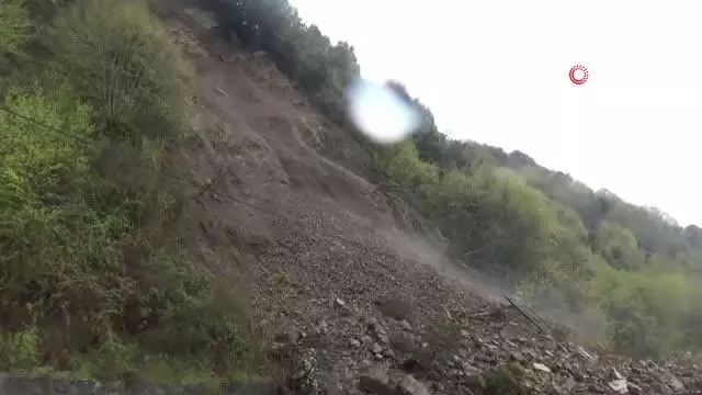 Zonguldak'ta heyelan sonrası karayolu ulaşıma kapandı Zonguldak'ta heyelan sonrası karayolu ulaşıma kapandı