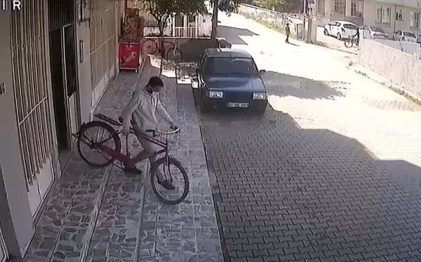 13 motosiklet ve bisiklet çaldı, kamera görüntülerinden yakalandı 13 motosiklet ve bisiklet çaldı, kamera görüntülerinden yakalandı