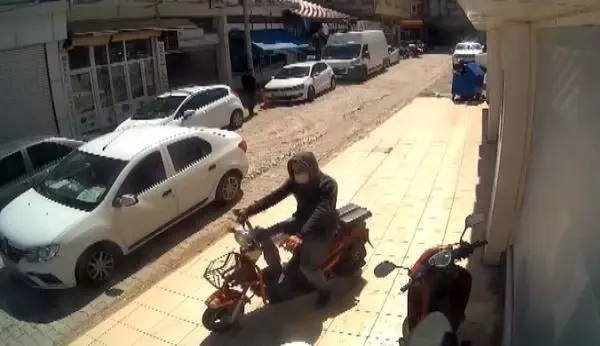 13 motosiklet ve bisiklet çaldı, kamera görüntülerinden yakalandı 13 motosiklet ve bisiklet çaldı, kamera görüntülerinden yakalandı