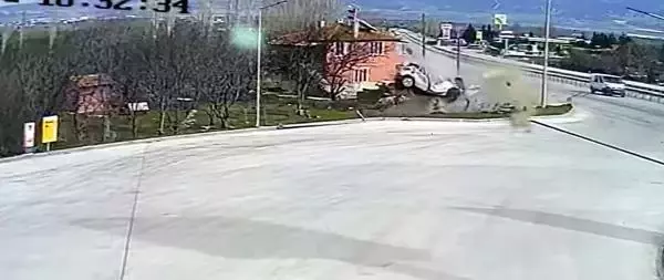 ACİL TIP UZMANI DOKTOR OTOMOBİLİYLE TAKLA ATTIĞI KAZADA ÖLDÜ ACİL TIP UZMANI DOKTOR OTOMOBİLİYLE TAKLA ATTIĞI KAZADA ÖLDÜ