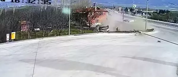 ACİL TIP UZMANI DOKTOR OTOMOBİLİYLE TAKLA ATTIĞI KAZADA ÖLDÜ ACİL TIP UZMANI DOKTOR OTOMOBİLİYLE TAKLA ATTIĞI KAZADA ÖLDÜ